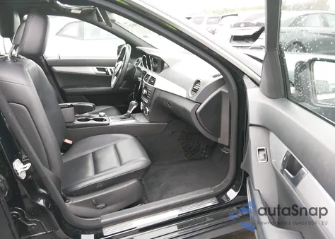 2013 Mercedes-Benz C 300 Sport 4Matic z USA, uszkodzony, nr VIN WDDGF8AB3DA818551